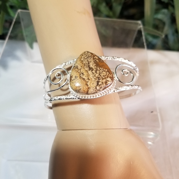 ELEGANT BRACELET NWOT - Picture 3 of 9